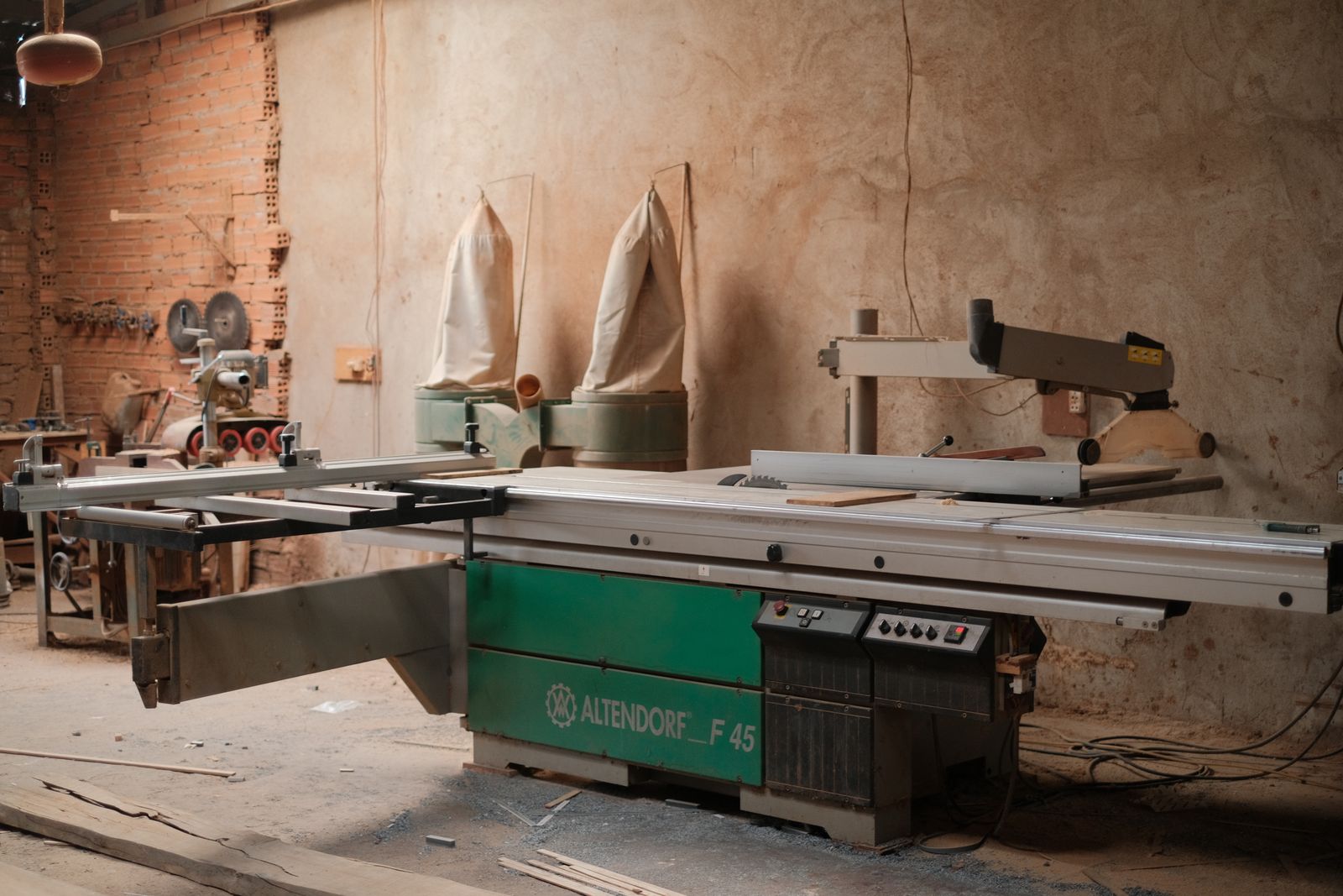 Atelier de la Menuiserie Dubois à Delémont : scie à format, établis et planches de bois