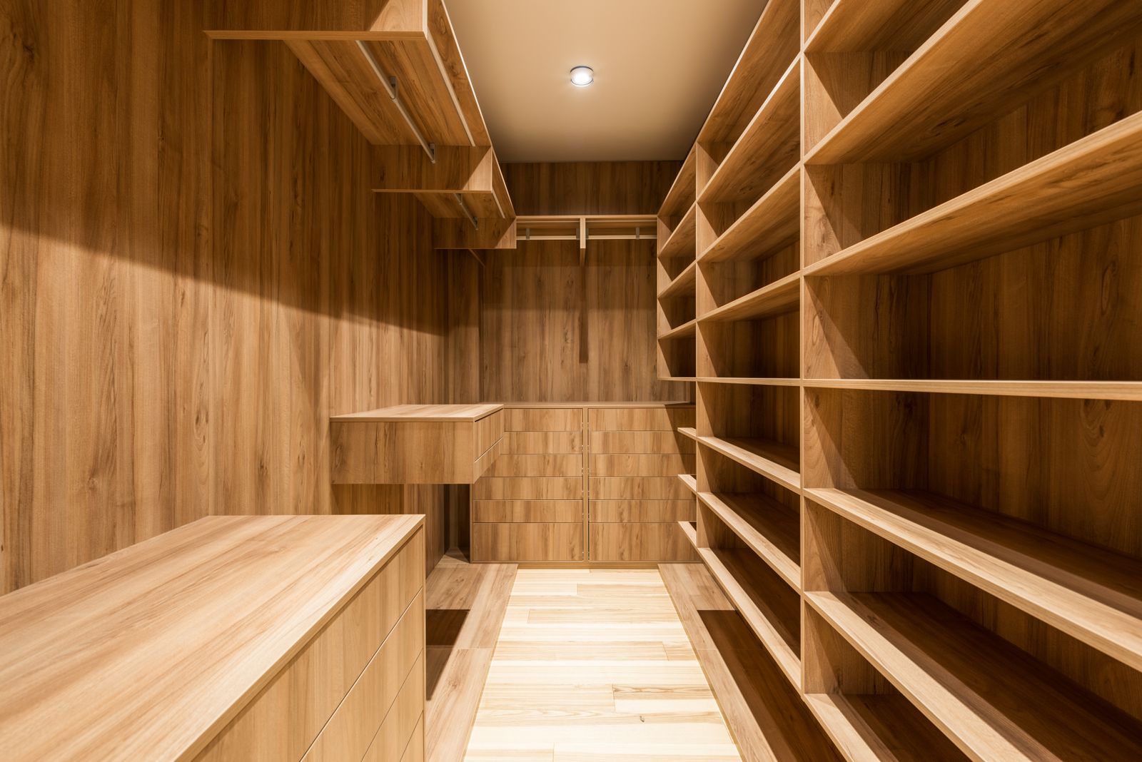 Dressing sur mesure en bois avec étagères ouvertes du sol au plafond