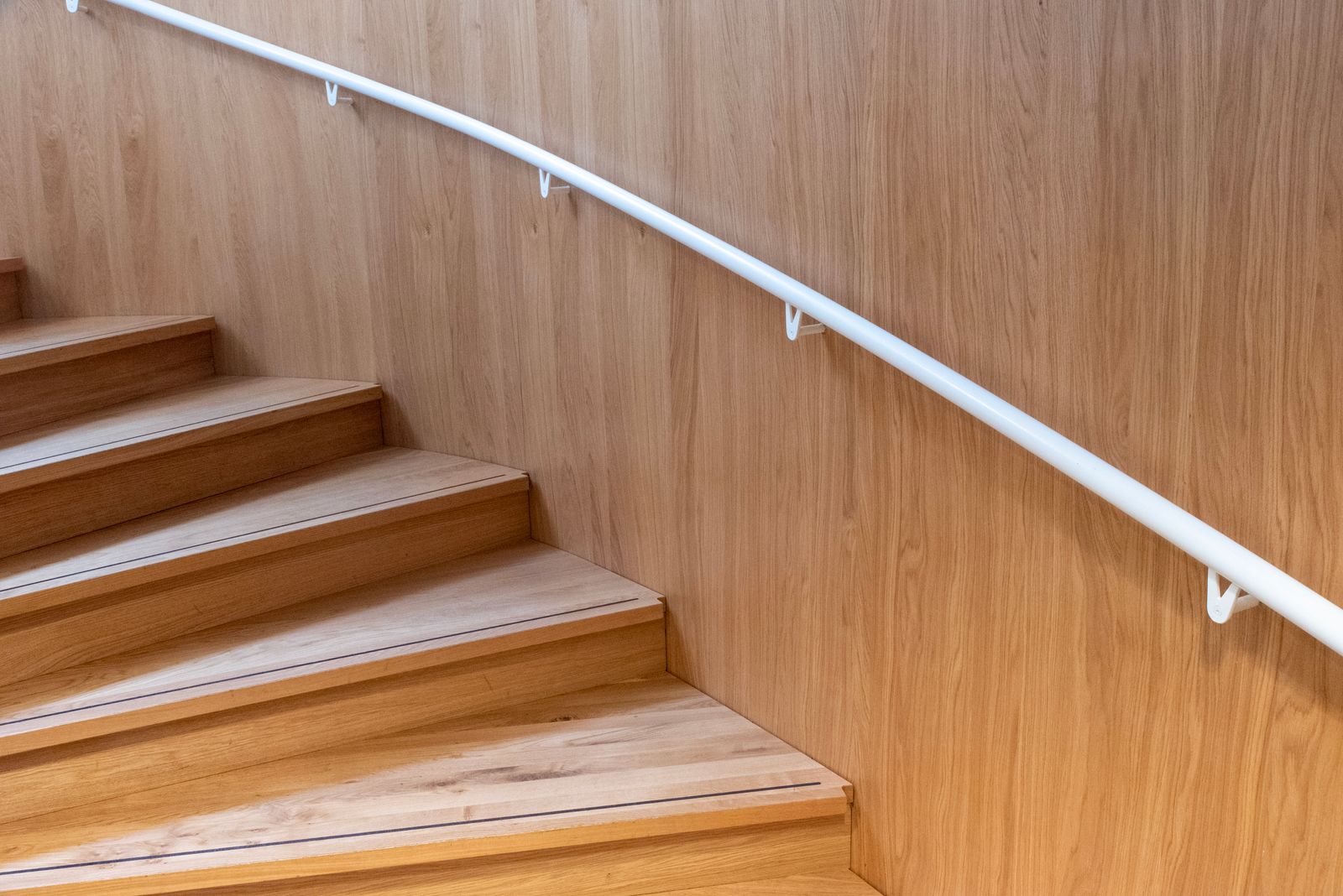 Escalier tournant en bois massif avec main courante blanche
